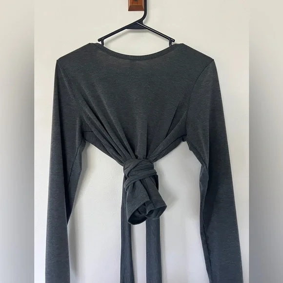 Lululemon Reversable Wrap Crop Top in Charcoal, size 8 - Picture 3 of 6